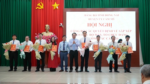 2025 CONG BO QUYET DINH VE SAP XEP BO MAY TO CHUC DANG 2.jpg