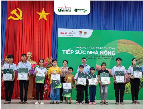 2025 HOC SINH NHAN HOC BONG TIEP SUC NHA NONG.jpg