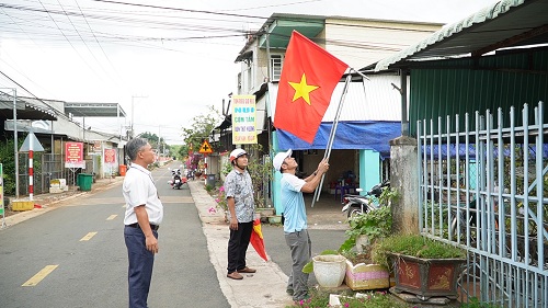 2025 RUC RO CO HOA MUNG NGAY THONG NHAT.jpg