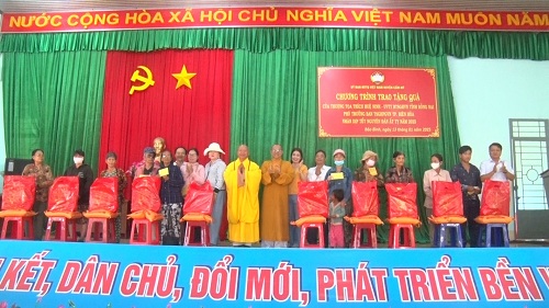 2025 THUONG TOA THICH HUE NINH TRAO QUA TET.jpg