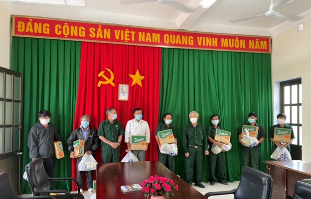 2021 hoi ccb trao qua hoi vien kho khan.jpg
