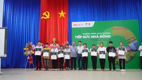 2024 CHUONG TRINH TIEP SUC NHA NONG TRAO HOC BONG CHO CON HOI VIEN NONG DAN.jpg