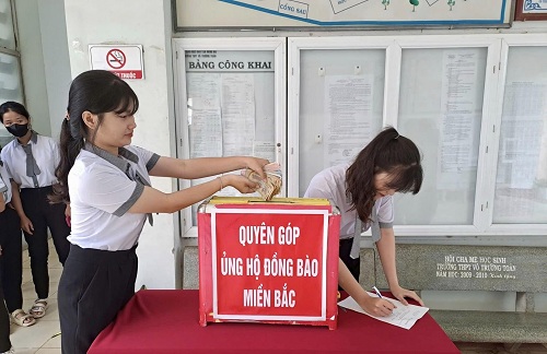 2024 HOC SINH DONG GOP UNG HO DONG BAO BI BAO LU MIEN BAC.jpg