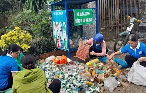 2024 PHU NU HUYEN PHAN LOAI RAC THAI TAI NGUON.jpg