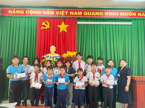 2024-cấp phát học bổng đến trường 1.png