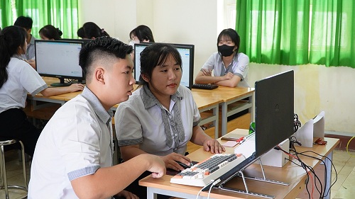 2025 HOC SINH CHE TAO THANH CONG MAY LASER 2.jpg