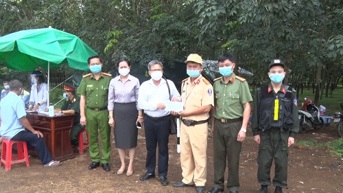 2021 THAM VA TANG QUA CAC CHOT KIEM DICH 1.jpg