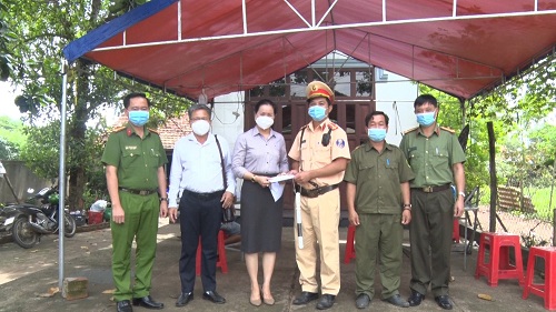2021 THAM VA TANG QUA CAC CHOT KIEM DICH 2.jpg