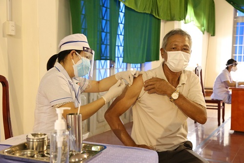 2021 TRIEN KHAI TIEM CHO CAC DOI TUONG TREN 65 VA BENH NEN.jpg