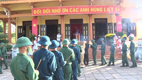 2023 THANH NIEN HUYEN CM VIENG DEN THO LS TRUOC LUC LEN DUONG NHAP NGU.jpg