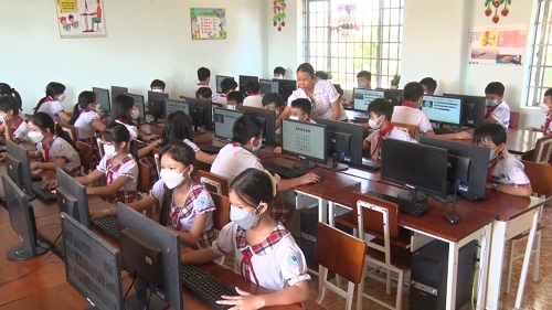 2024 HỌC SINH THUC HANH TREN MAY TINH.jpg