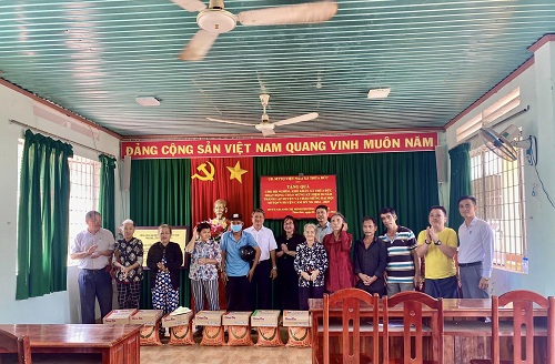 2024 TANG 50 PHAN QUA CHO NGUOI NGHEO XA THUA DUC.jpg