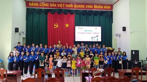 2024 DOAN XA SONG NHAN TANG QUA CHO HS KHO KHAN 2.jpg