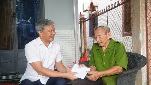 2024 BI THU HUYEN UY THAM TANG QUA GIA DINH CHINH SACH 1.jpg