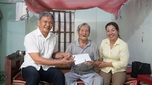 2024 BI THU HUYEN UY THAM TANG QUA GIA DINH CHINH SACH 2.jpg